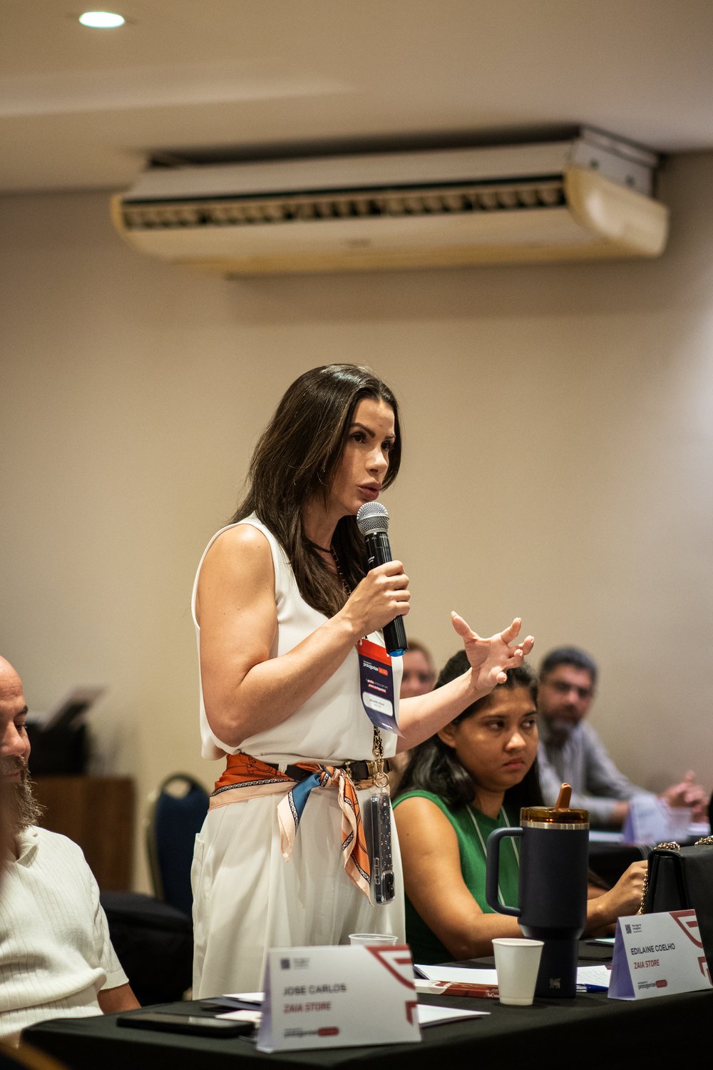 Participante fazendo pergunta